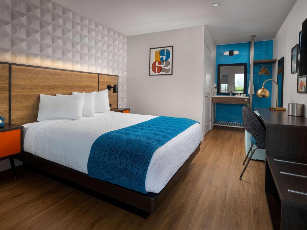 1 Queen Bed | New 60s Retro-Style Decor Outdoor Pool