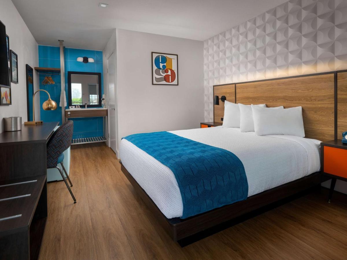 1 Queen Bed | New 60s Retro-Style Decor Outdoor Pool