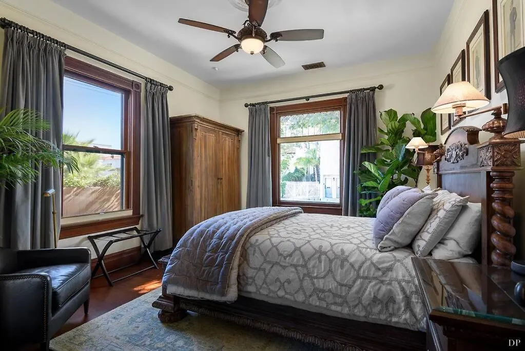 Upscale Downtown Home Walk To Beach Shops Bars 2-1