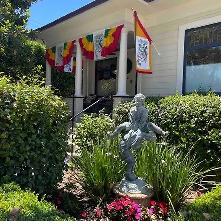 Upscale Downtown Home Walk To Beach Shops Bars 2-3